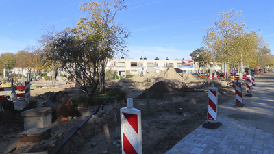 902807 Afbeelding van de werkzaamheden voor de aanleg van nieuwe riolering op de hoek van de Orinocodreef (links) en de ...